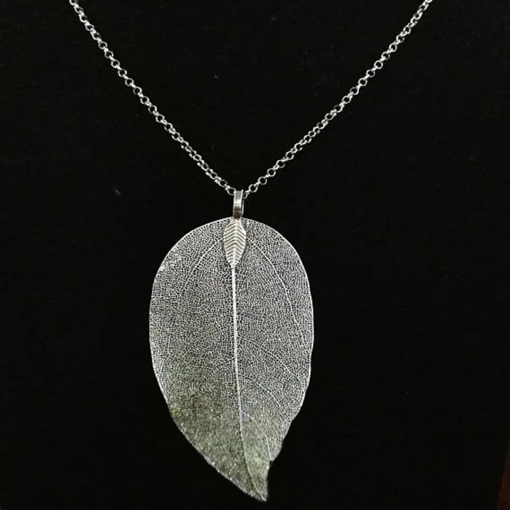 Handmade: Leaf pendant necklace